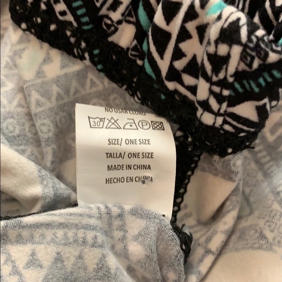 Leggings NWOT in Geometrical Pattern - Picture 7 of 7